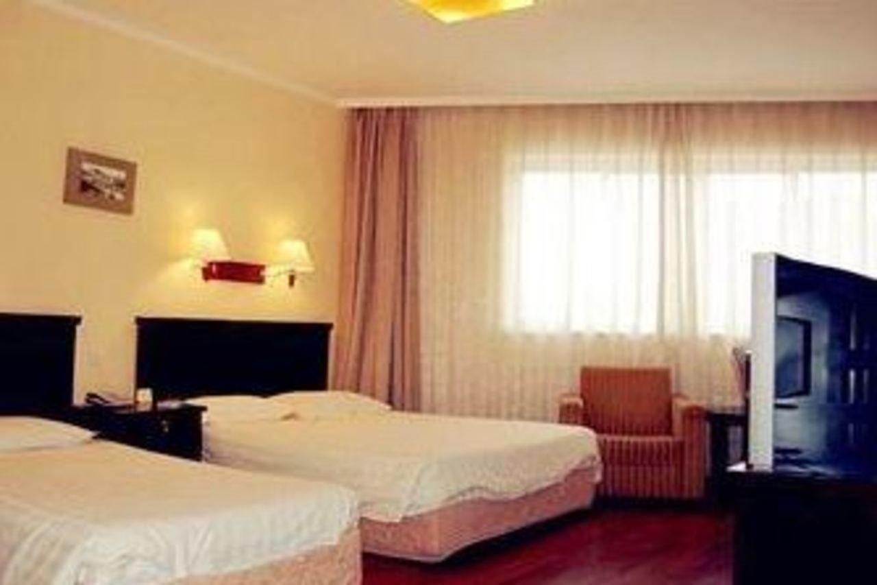 Lakeside Holiday Inn Shanghai Exterior photo