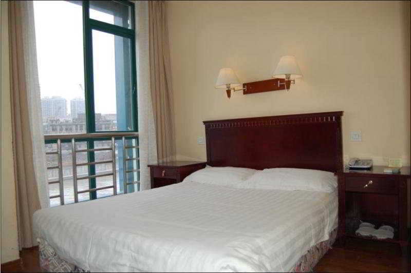 Lakeside Holiday Inn Shanghai Exterior photo