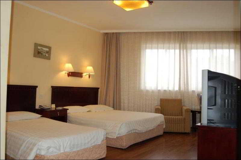 Lakeside Holiday Inn Shanghai Exterior photo