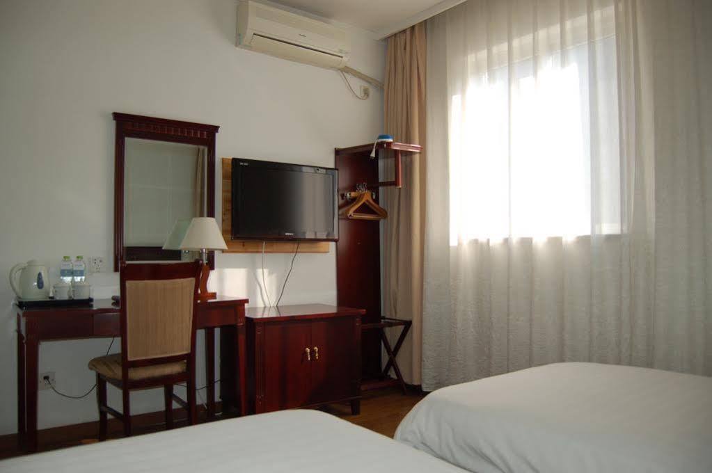 Lakeside Holiday Inn Shanghai Exterior photo