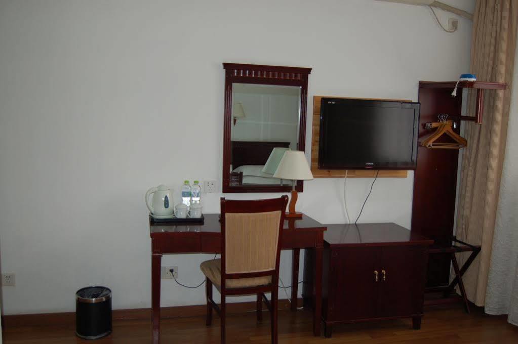 Lakeside Holiday Inn Shanghai Exterior photo