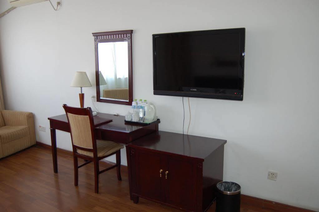 Lakeside Holiday Inn Shanghai Exterior photo