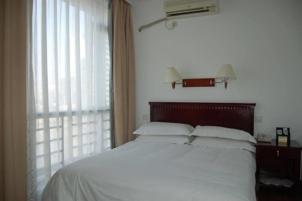 Lakeside Holiday Inn Shanghai Exterior photo