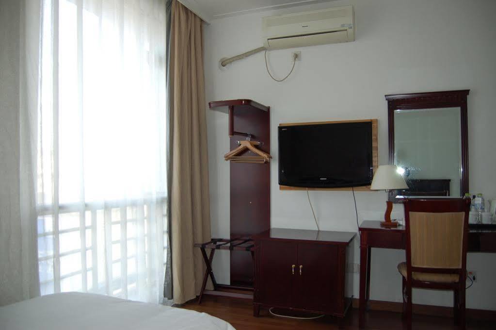 Lakeside Holiday Inn Shanghai Exterior photo