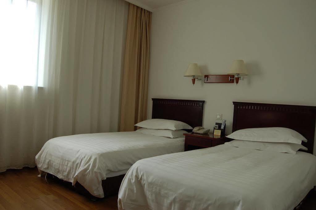 Lakeside Holiday Inn Shanghai Exterior photo